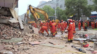China: rescatistas buscan entre escombros a una decena de personas tras el derrumbe de un edificio