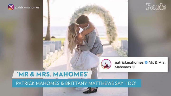 Patrick Mahomes kisses Brittany Matthews in cozy vacation photos