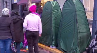 Montaron carpas "baño" en Avenida de Mayo y les cobran a los manifestantes
