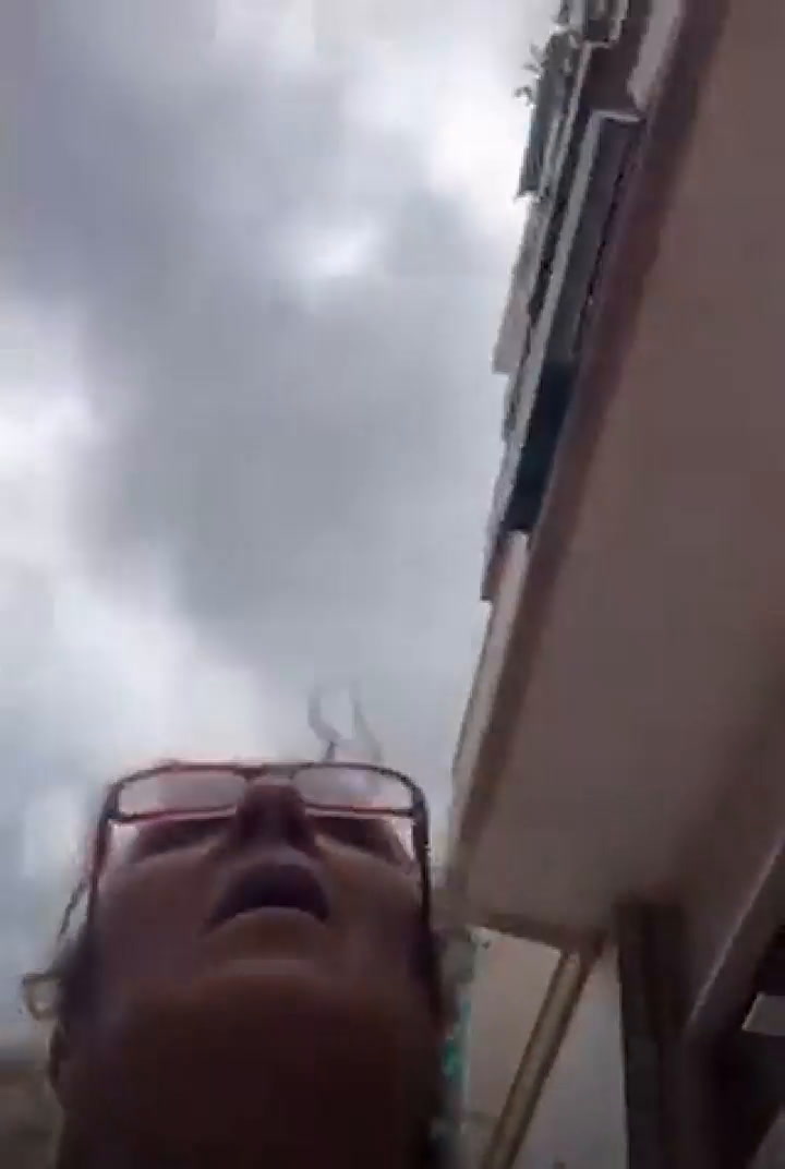 Se les cayó el celular por el balcón y grabaron el video más gracioso de internet