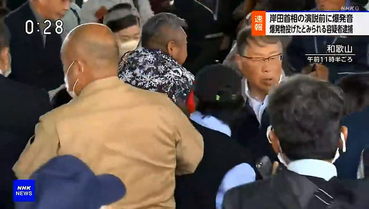 El primer ministro de Japón fue evacuado tras una fuerte explosión durante un discurso