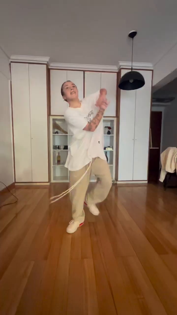 Tuli Acosta enseña nuevos pasos de baile