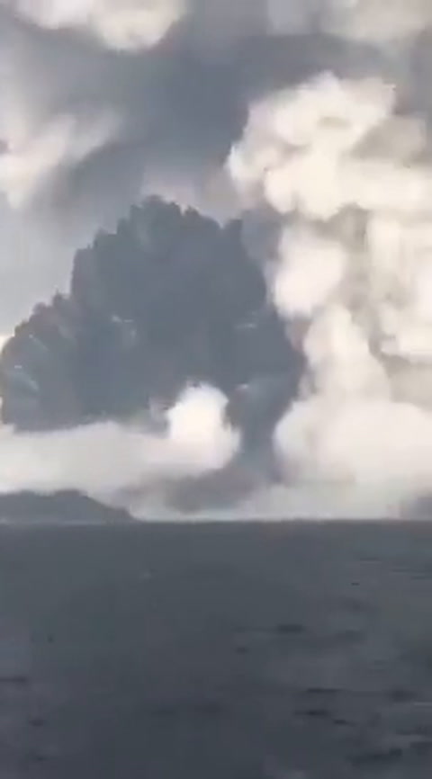 Erupción del volcán submarino en Tonga