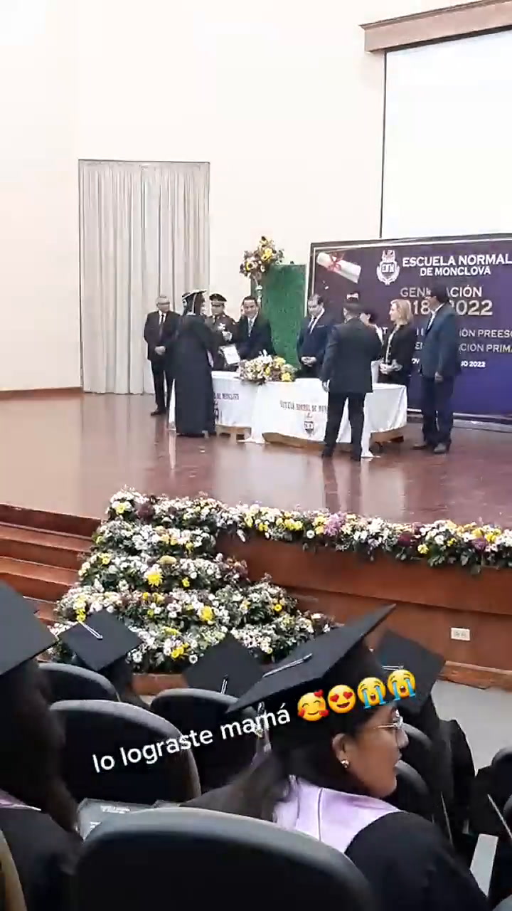 Se vuelve viral un niño al felicitar a su mamá en su graduación