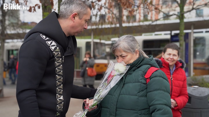 Lukács Miki virágot osztott nőnapon a Blikk kérésére