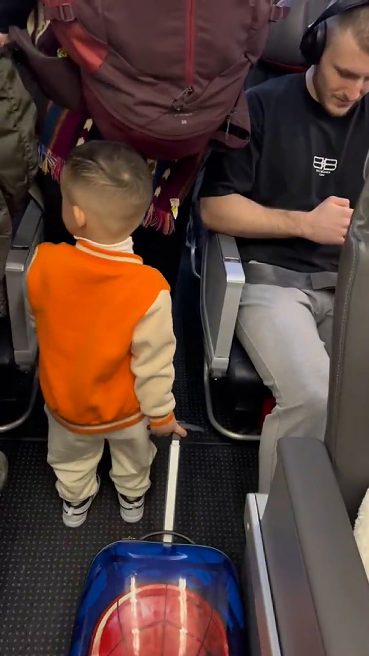Un niño se volvió viral por tener un gesto 'educado' en un avión