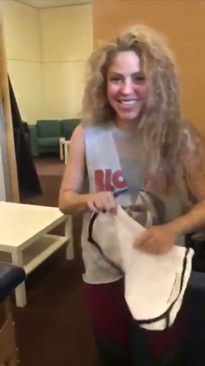 Shakira presenta su nuevo merchandising - Fuente: Twitter