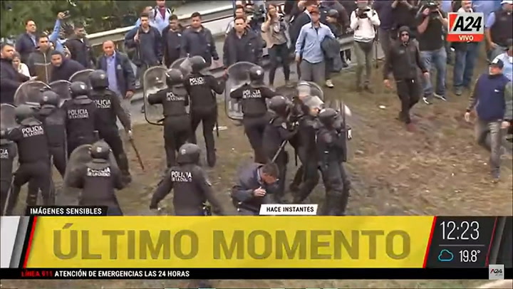 Un video mostró cómo un agente de policía agredió a uno de los manifestantes