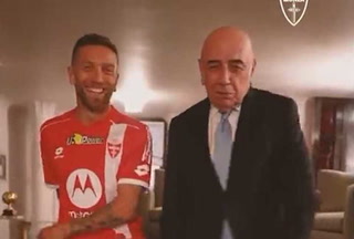 El Papu Gómez fue presentado en el AC Monza e hizo bailar al presidente de club