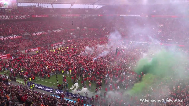 VÍDEO: Torcedores invadem o campo na festa do título inédito do Leverkusen