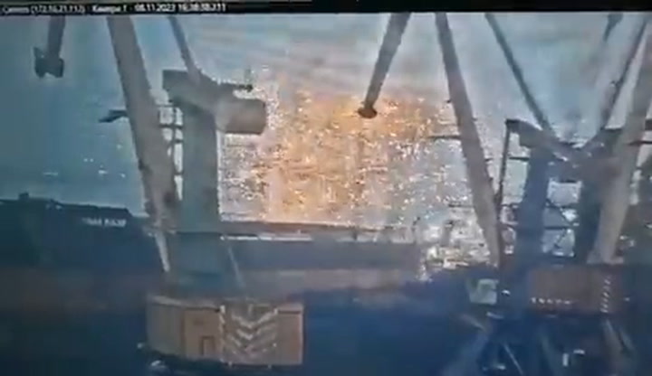El momento en el que un misil ruso impacta contra un barco de carga de Liberia y mata a una persona