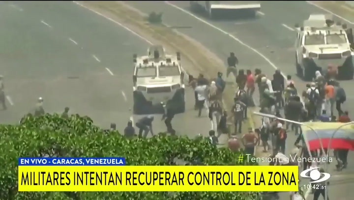 Venezuela: tanquetas militares arrollan a grupos de manifestantes en Caracas - Fuente: Noticias Cara