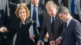 Lever adskilt efter talrige skandaler: Sådan så det ud, da dronning Sofia blev genforenet med kong Juan Carlos i Athen