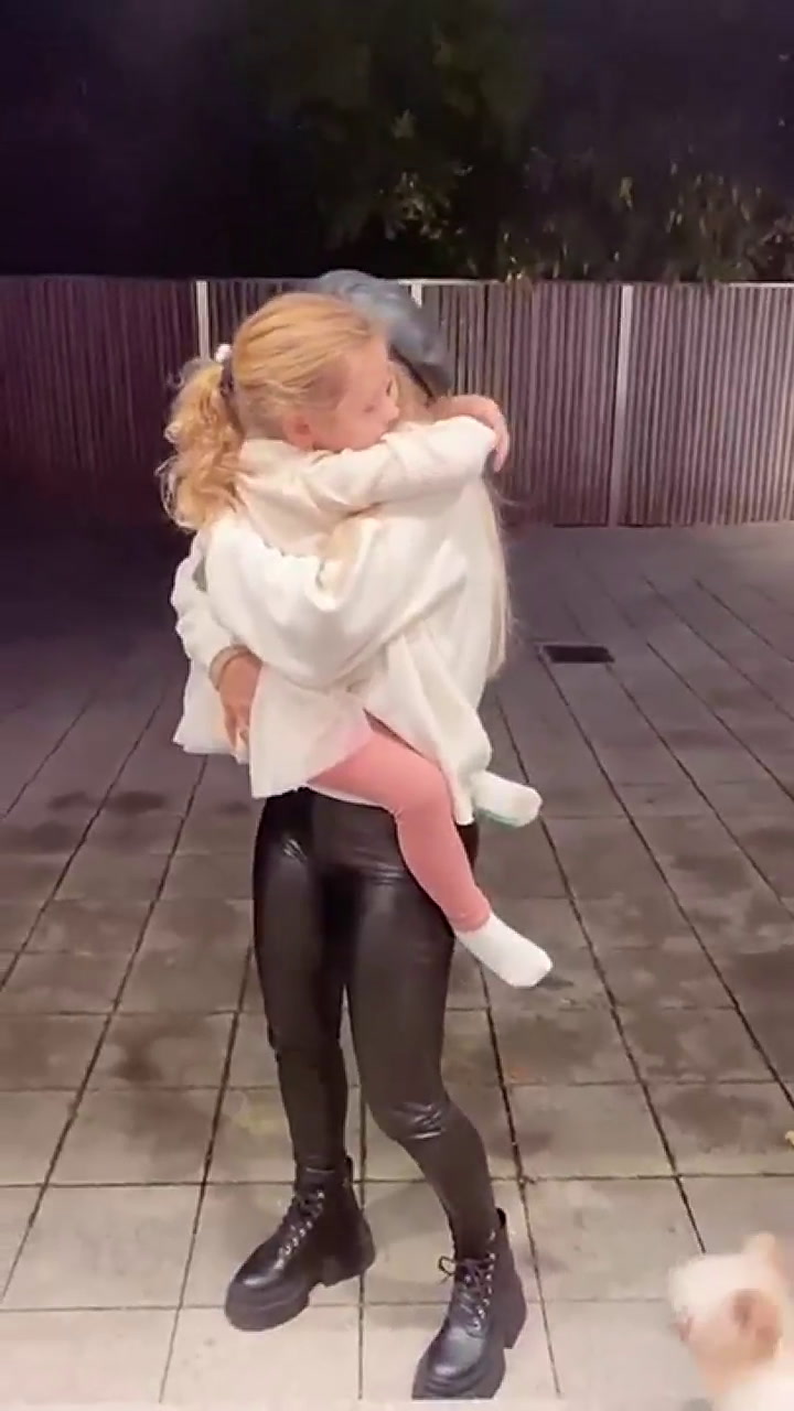 Evangelina Anderson abrazó a Emma, su hija menor, en su vuelta a Alemania
