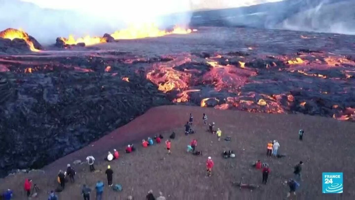 La erupción del volcán en la península islandesa de Reikiavik atrae cientos de turistas