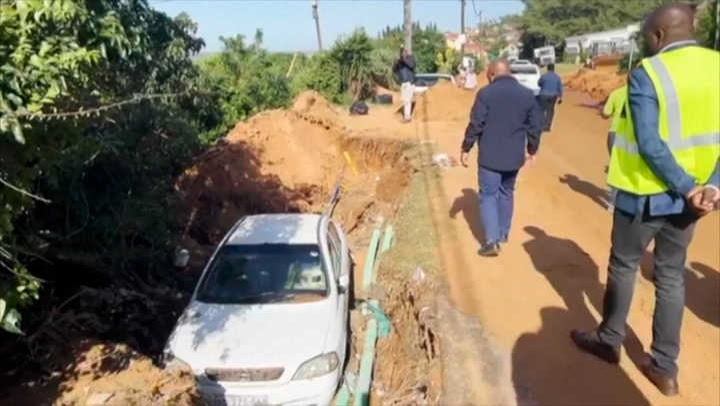 Sudáfrica: una carretera pierde un tramo debido a las inundaciones