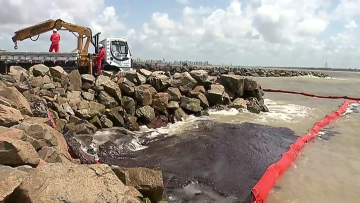 Brasil tras la pista de misteriosas manchas de petróleo en más de cien playas - Fuente: AFP