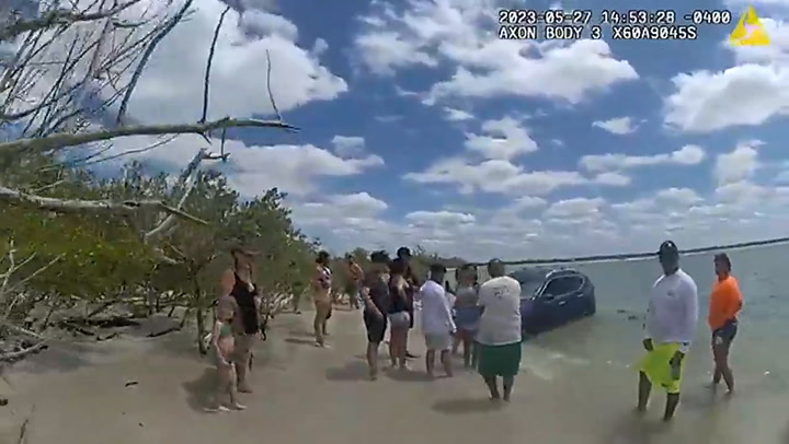 Una mujer se fue al agua con su camioneta mientras conducía en Florida