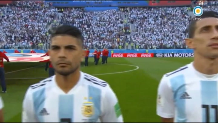 La cara de Messi durante el himno argentino en la previa del partido ante Nigeria – Fuente: Tv Públi