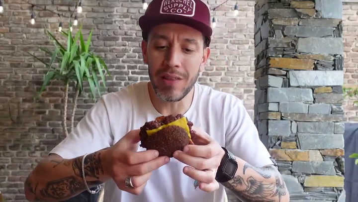 Juan Lettieri se animó a hacer una hamburguesas con tortitas negras en su canal de Youtube