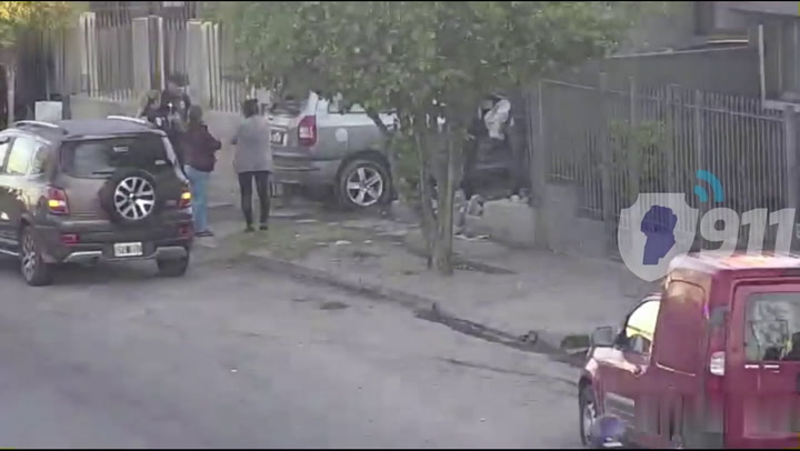 Un hombre perdió el control de su auto y chocó contra una casa en Córdoba