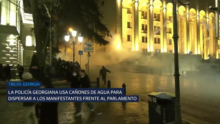La policía georgiana usa cañones de agua para dispersar a los manifestantes frente al parlamento