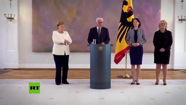 Merkel tiembla de nuevo durante un acto público - Fuente: YouTube