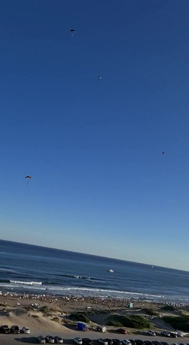Decenas de paracaidistas en la costa de Punta del Este