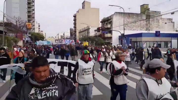 La marcha de San Cayetano avanza por Av. Rivadavia - Fuente: Prensa ATE Nacional
