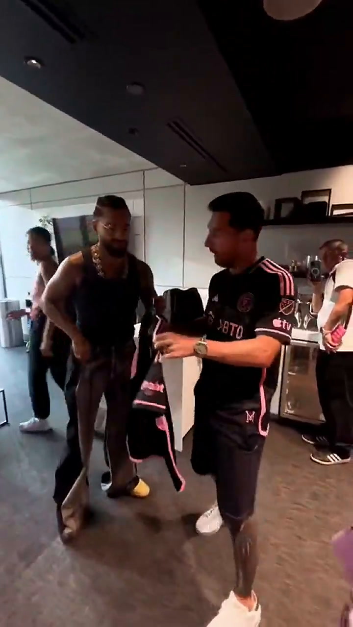 Maluma visitó a Lionel Messi en Miami y La Pulga le firmó una camiseta