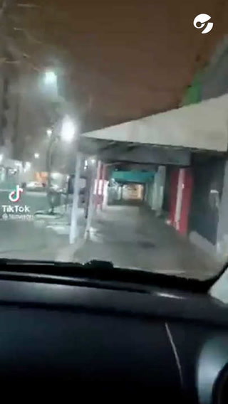 Se filmaron circulando con un auto por la vereda y ahora los busca la policía