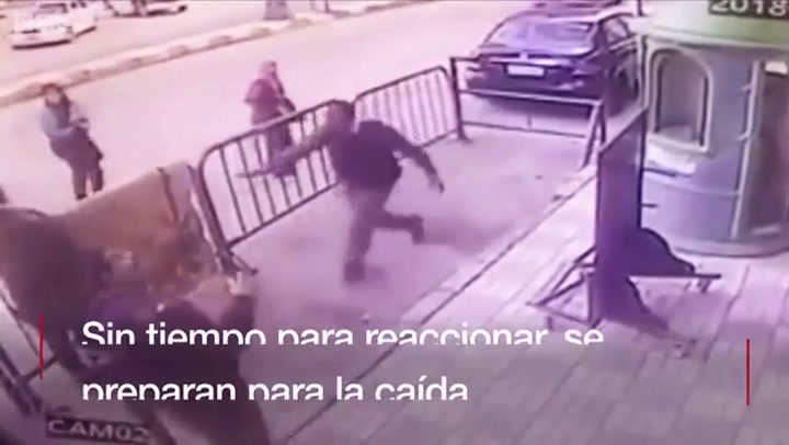 El momento en que un policía atrapa a un niño que cayó desde un tercer piso