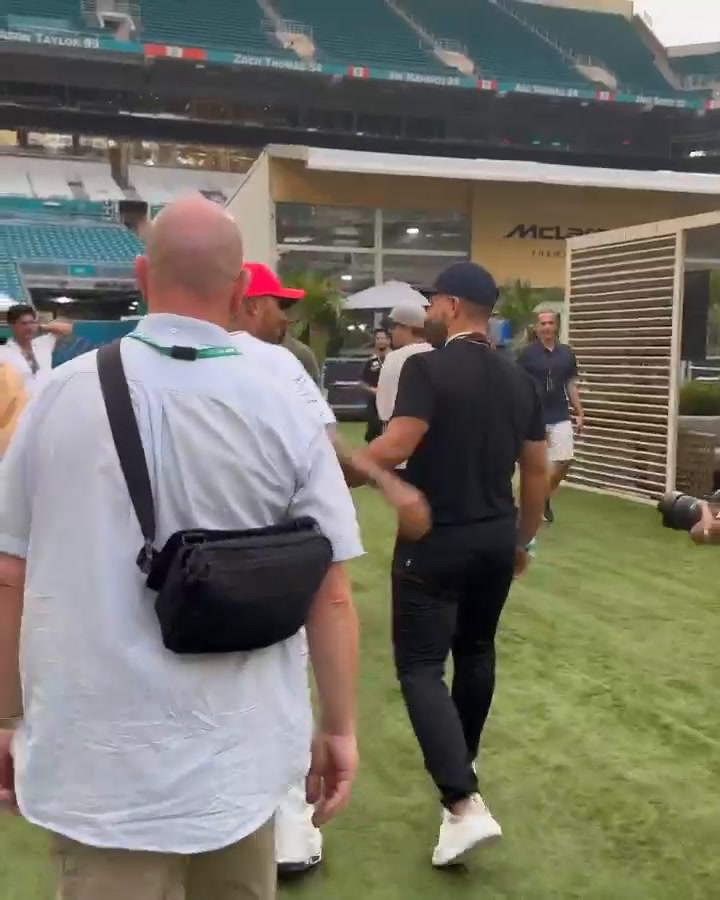 El saludo entre el Kun Agüero y Lewis Hamilton en Miami