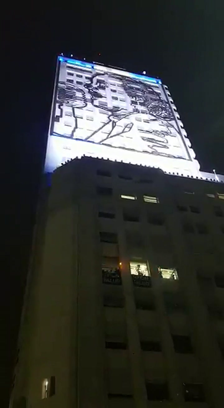 Después de 4 años, encendieron la imagen de Evita en el edificio de la 9 de julio - Fuente: Twitter