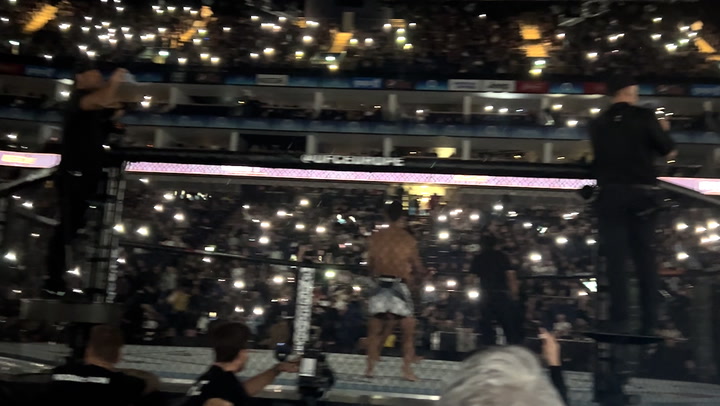 UFC 286: Lights go out at O2 arena as fight about to begin