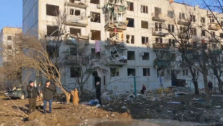 Complejo de apartamentos civil es devastado por un misil ruso, en la ciudad de Chuguev, Ucrania.