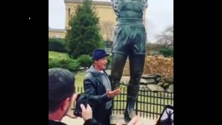 La visita sorpresa de Sylvester Stallone a la estatua de Rocky Balboa