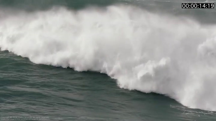 El rescate de un surfista engullido por las olas en Portugal - Fuente: YouTube