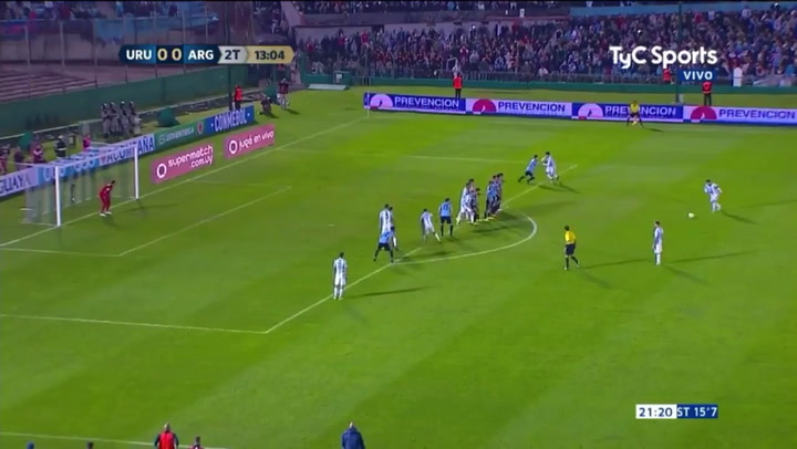 Gran tiro libre de Messi, pero Muslera le negó el gol