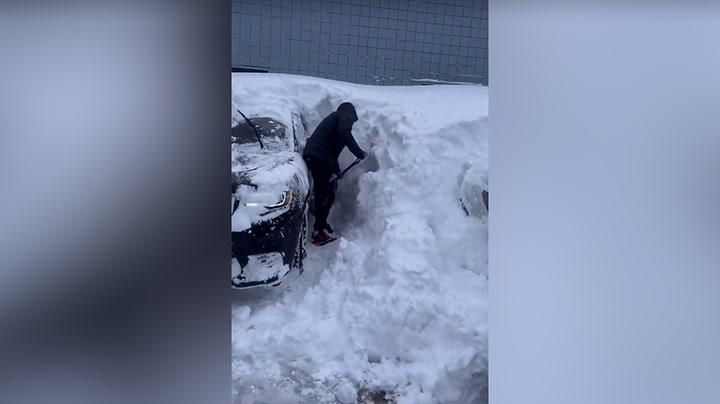 NFL players dig cars out of snow after returning to Buffalo during blizzard