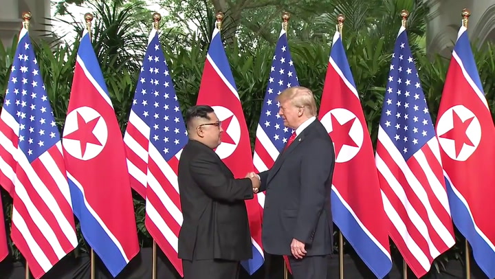 Trump y Kim se dan histórico apretón de manos - Fuente: AFP