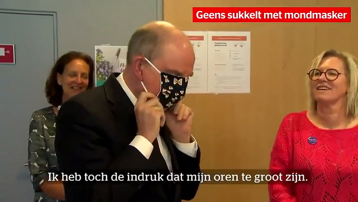 El papelón que vivió un ministro belga al intentar ponerse un barbijo - Fuente: YouTube