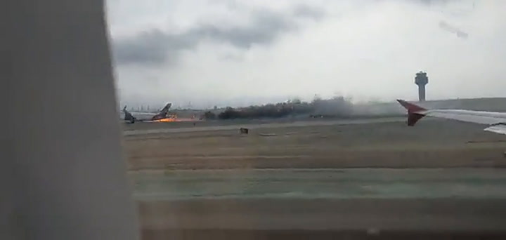 Un avión se incendia al aterrizar en el aeropuerto de Lima
