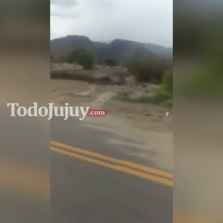 Se desborda un río en Salta y llega a inundar una ruta