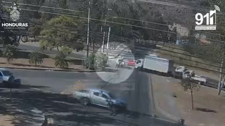 Captan choque entre vehículos en rotonda del desvío a Mateo