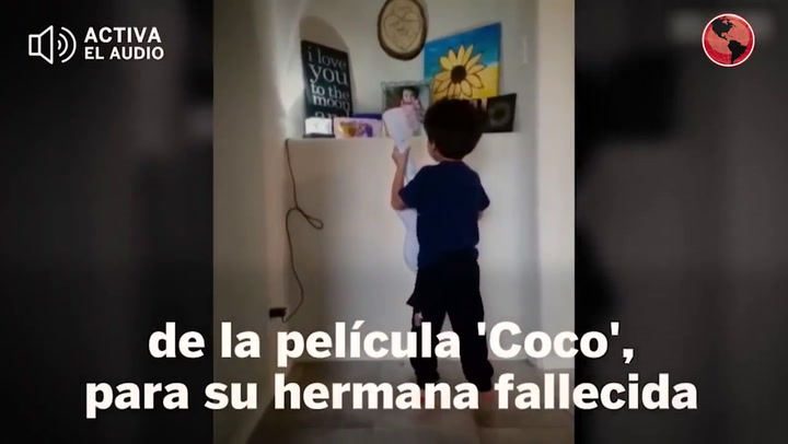 Niño canta para su hermana pequeña fallecida una canción de la película 'Coco' - Fuente: YouTube