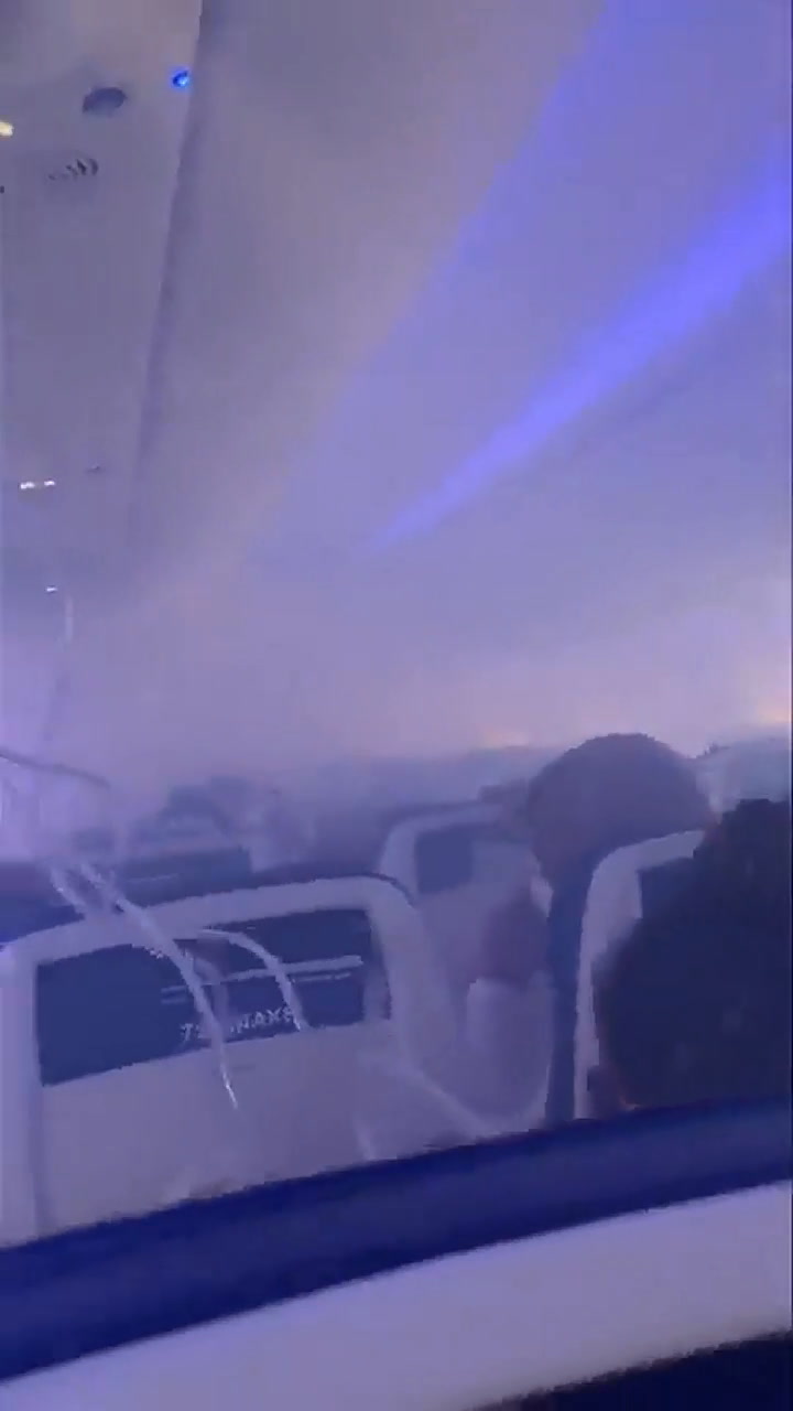 El momento en que el avión se llena de humo en la cabina