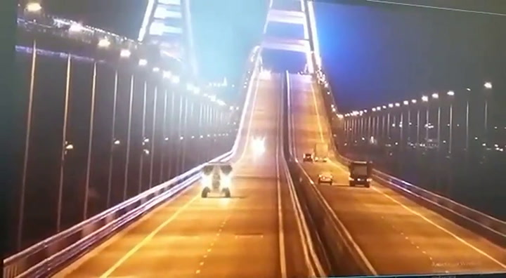 El momento en el que explota el coche bomba en el puente de Crimea
