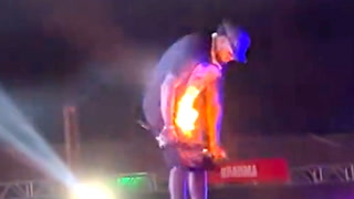 Video: Rapperen tar fyr på scenen