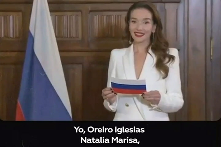 Natalia Oreiro recibió el pasaporte ruso en la Embajada